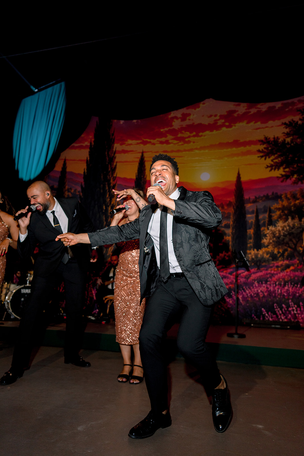 Live band singer performing during the Villa Baulieu wedding reception in Provence